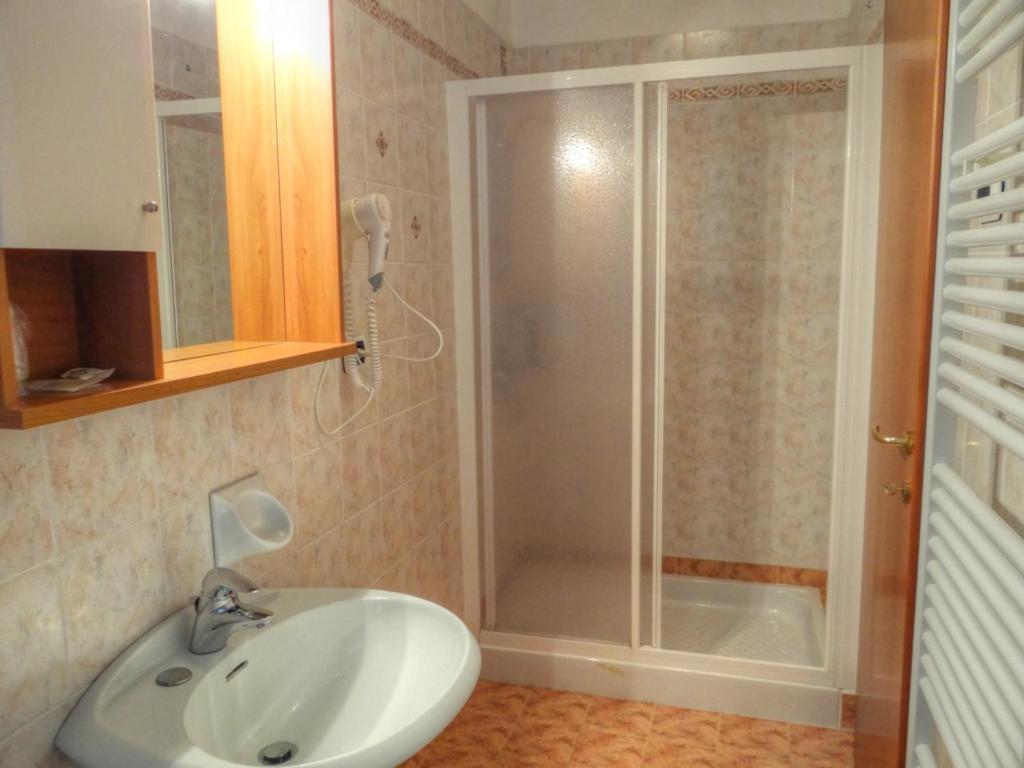 Residence Castelli Бренцоне сул Гарда Екстериор снимка