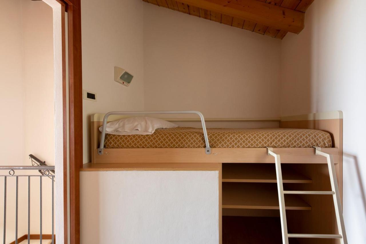 Residence Castelli Бренцоне сул Гарда Екстериор снимка