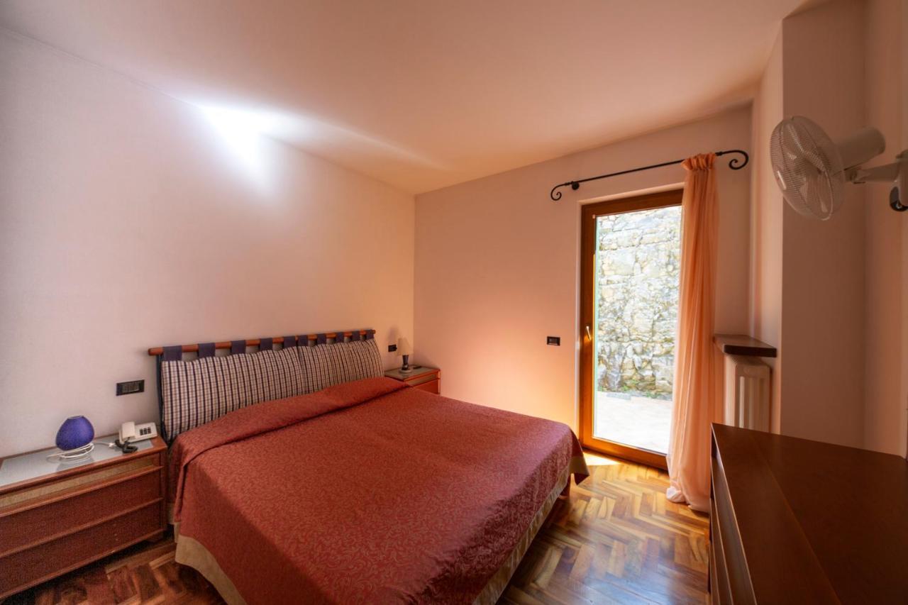 Residence Castelli Бренцоне сул Гарда Екстериор снимка