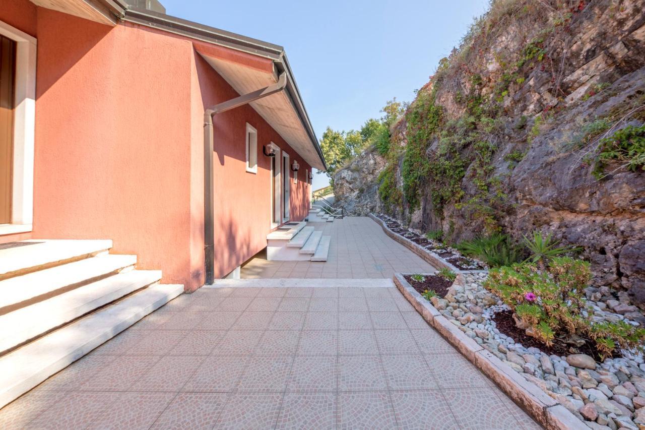 Residence Castelli Бренцоне сул Гарда Екстериор снимка