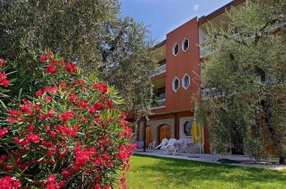 Residence Castelli Бренцоне сул Гарда Екстериор снимка