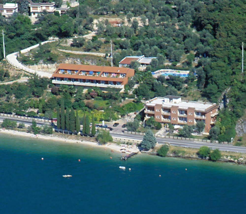 Residence Castelli Бренцоне сул Гарда Екстериор снимка